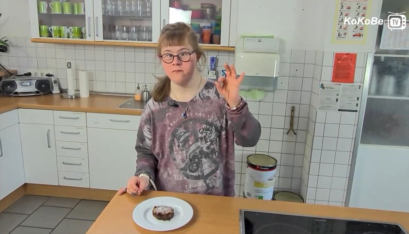 Foto von Laura mit dem selbstgemachten Brownie.