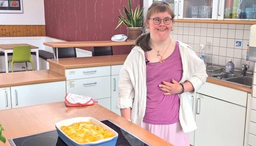Laura kocht einen Kartoffel-Gratin