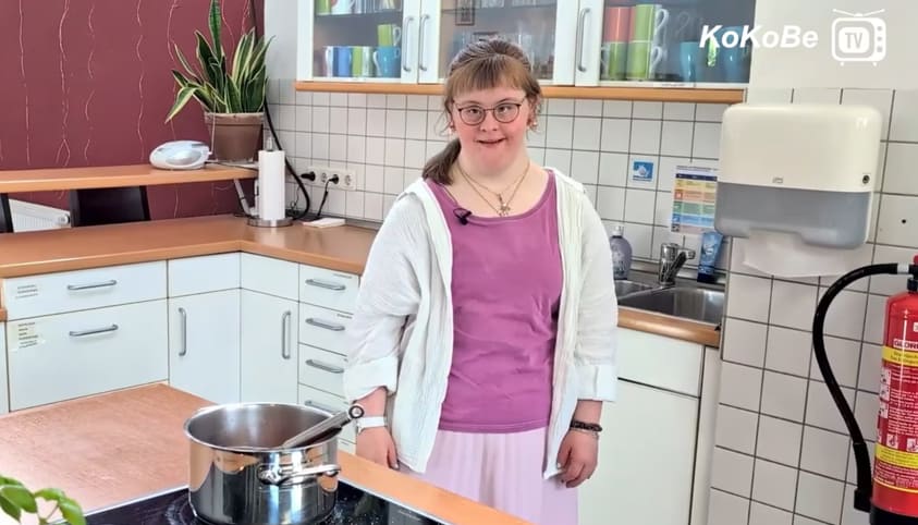 Laura kocht eine Tomaten-Suppe